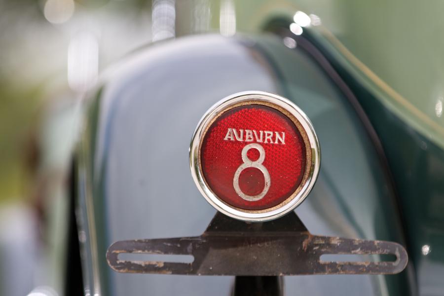 Детали экстерьера Auburn 8-105 Salon Dual Ratio Convertible Sedan 1933 года  (фото 16 из 48)